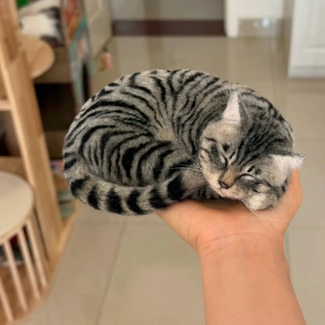 Realistic cat and dog replicas created with wool felt art