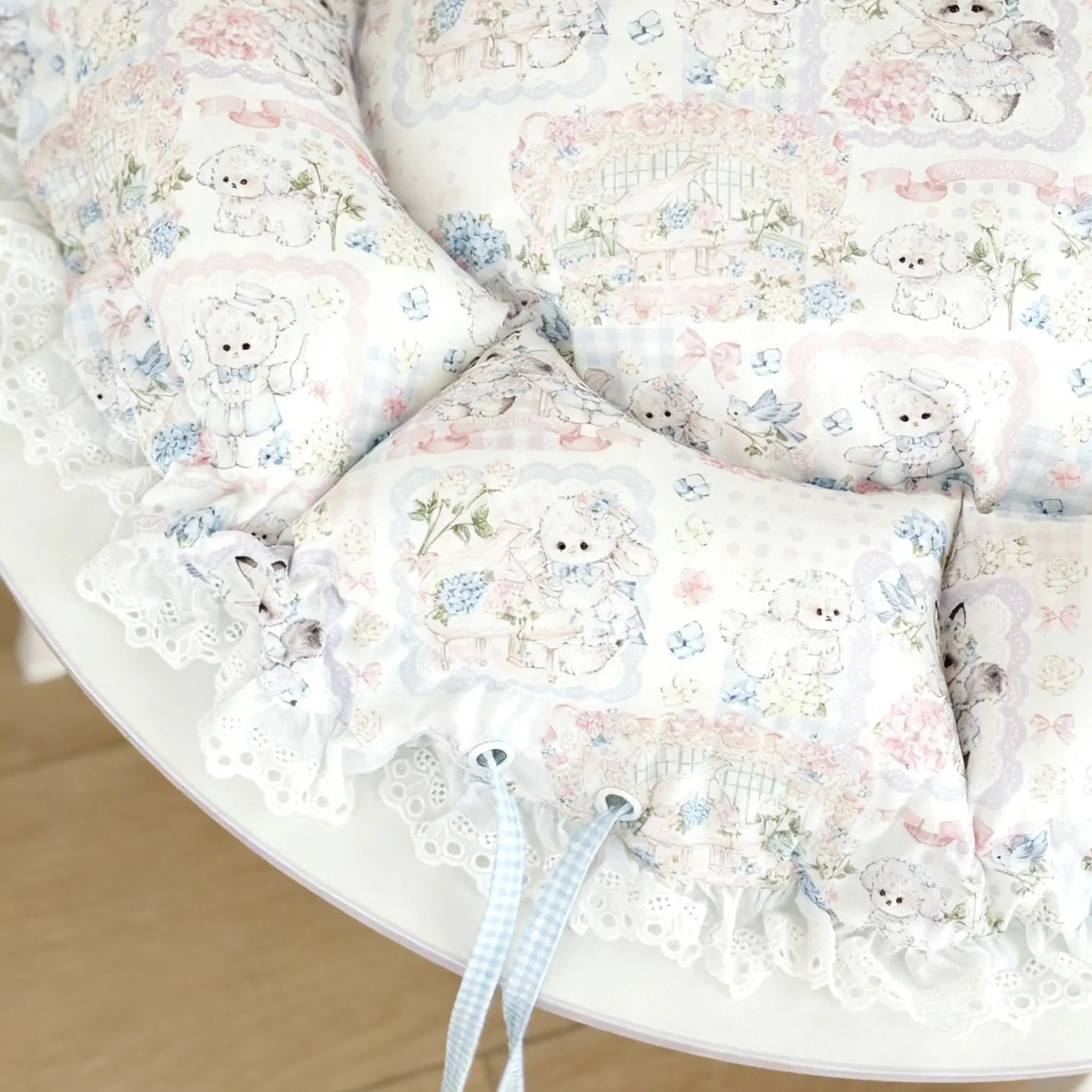 Size chart for the adjustable cat bed showing dimensions in both flat mat mode and gathered nest mode. Suitable for all seasons.